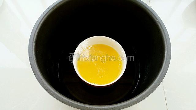 高压锅胆内添少量水，（盖住锅底的水量就可以了）把碗放入锅中。