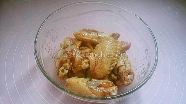 再加入半勺烧烤汁，抓匀。
