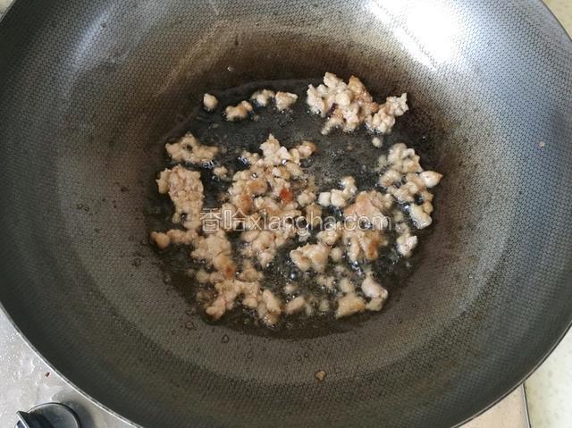 起锅烧热，放油，放入肉沫炒散