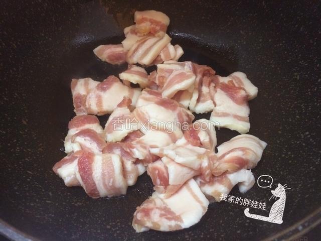 五花肉切片，热锅里加少许食用油，五花肉片下锅后，加入少许盐，煎出油。