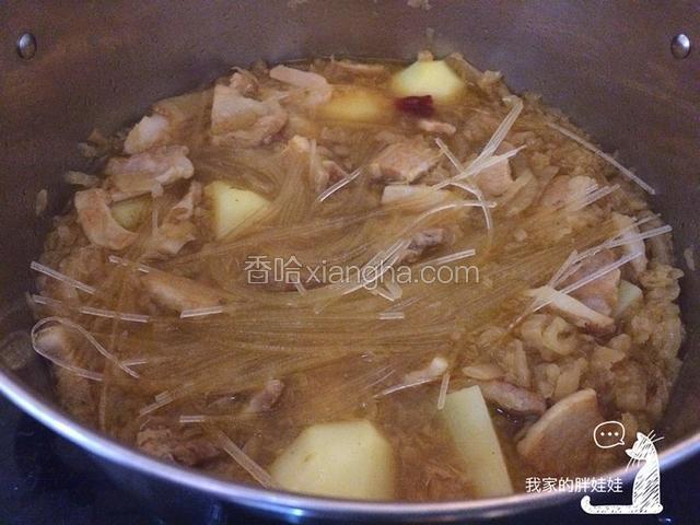 土豆煮软后，再加入提前泡发好的粉条，继续慢炖至熟。可以不用急着出锅，关火后还可以让食材继续浸在锅里入味更好吃。