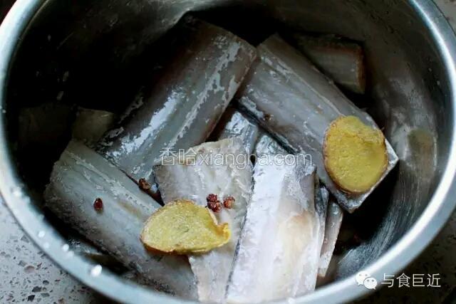想要带鱼不腥首先要拉去鱼肠血线，去除内腹黑膜，剪去鱼鳍，此外鱼身上的白鳞也要尽量擦除。洗净后沥干水份，喷少许黄酒，加盐、花椒、姜片，充分抓匀后腌上两个小时。
