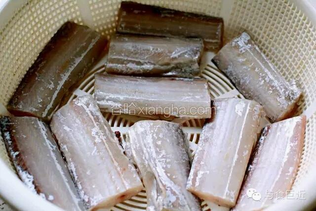  倒去盆中水份，鱼用凉水稍稍冲洗一下，码在篮子里在背阴处晾干。小与早晨把鱼处理好，晚上煎鱼正正好。这样煎鱼的时候就不会油花四溅了。