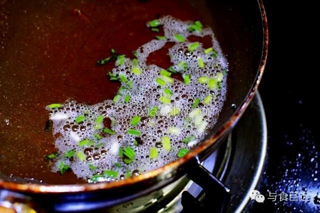 煎好所有的鱼，关火，在剩下的油里撒一把葱花，捞出撒在鱼肉上点缀即可。