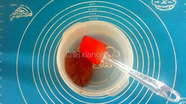压拌均匀，动作要轻柔一点，不规则翻拌，以免起筋。最后成团。