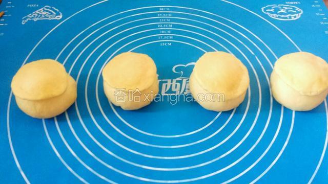 将小面团按扁，整形至和大面团直径一样的面片盖在大面团上