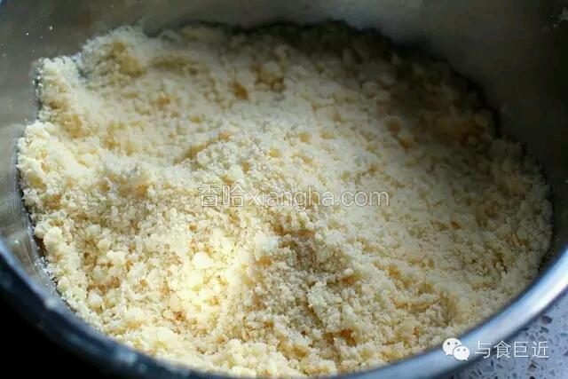 黄油软化后倒入低筋面粉和白砂糖，用手揉搓均匀，至粗玉米粉状。