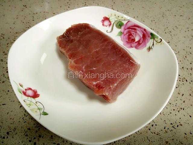 将猪肉洗干净去除经膜。
