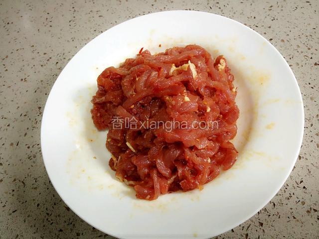先把猪肉切成片，再切成丝，用豆瓣酱，生抽，水淀粉盐腌制20分钟。（豆瓣酱用刀剁碎）
