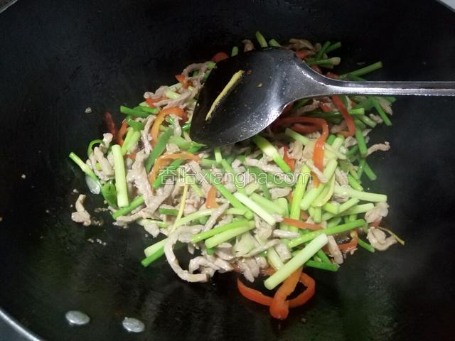 最后放入肉丝一起翻炒，同时放盐，味精炒匀即可装盘。