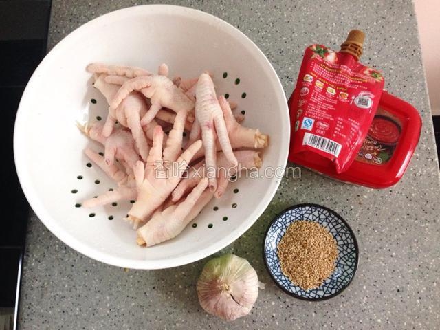 准备食材。鸡爪剪掉指甲备用