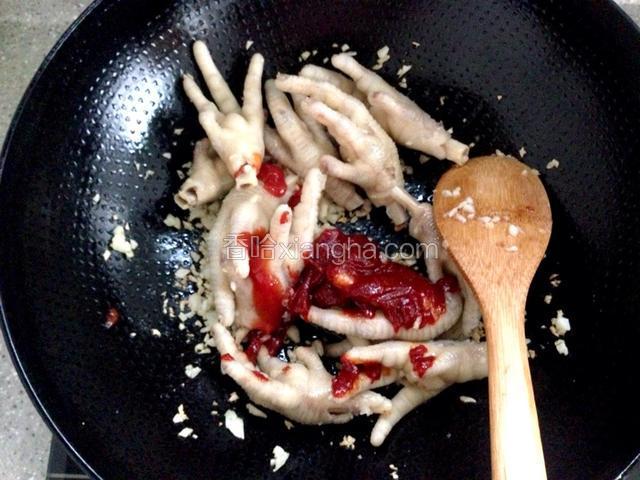 加入鸡爪翻炒片刻后，倒入辣椒酱、番茄酱、味美鲜酱油、糖、盐，翻炒一下，喜欢吃辣可以加入辣椒粉