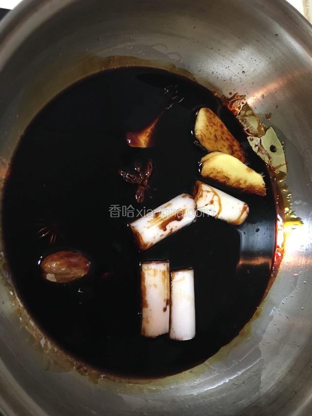 倒入生抽、老抽