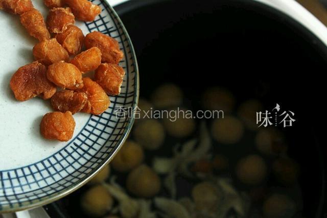 
 将浸泡好的百合洗净，放入锅中，放入板栗和桂圆肉，大火煮开后转中小火慢煮20分钟；