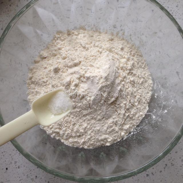 面粉里加半勺盐