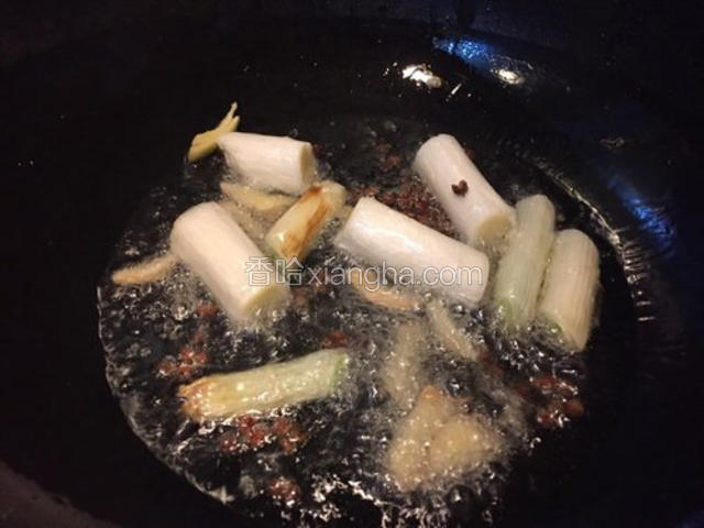 锅中热油，油热加入葱姜花椒炒香，淋入酱油
