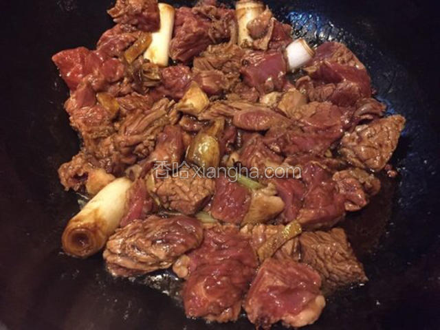 加入牛肉翻炒上色
