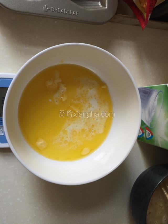 倒入牛奶搅拌均匀。