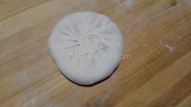 捏成像包子一样的褶包起，放在案板摁扁！