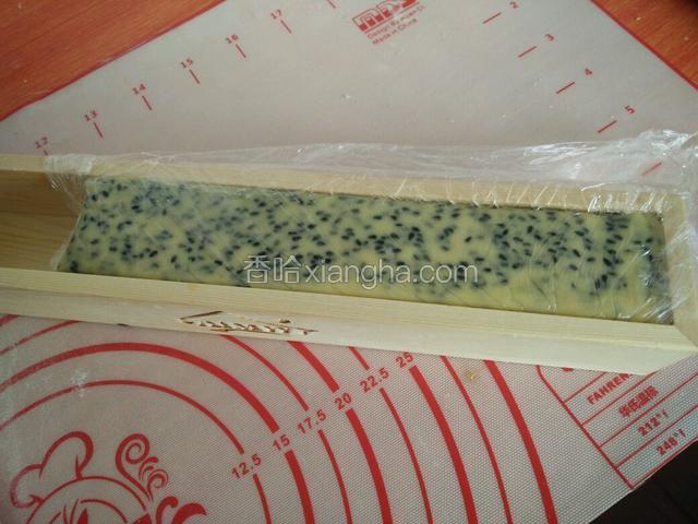 放入保鲜膜大体塑型后放入模具！入冰箱冷冻一小时以上取出切块！
没有模具可以借助其他平面做成长方形圆形等都可以！