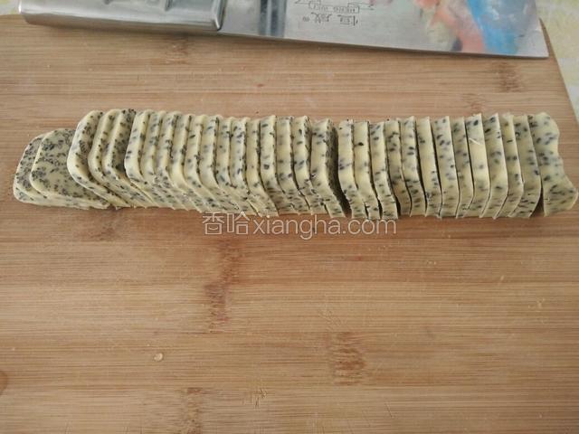 冷冻完毕，切片！这个量我切了32块，比较薄！
烤箱上下管180度开始预热！