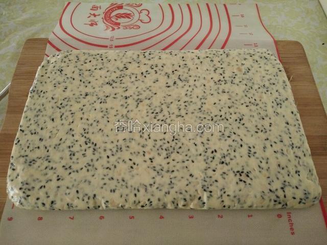 上一步翻拌均匀即可出锅！
我没用模具，放案板上铺硅胶垫塑型待凉透切块！
或者直接放冰箱冷藏至牛轧糖块有硬度拿出切块都可以！
