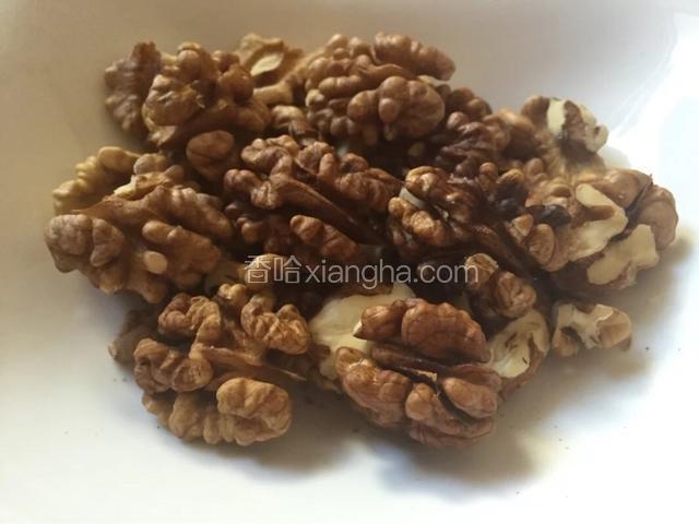 核桃仁熟（生核桃仁用干锅炒熟，用丝网漏勺过滤掉炒出来的杂质）
