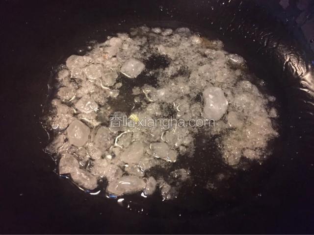 热锅冷油，油热放入冰糖，转中火，至冰糖融化
