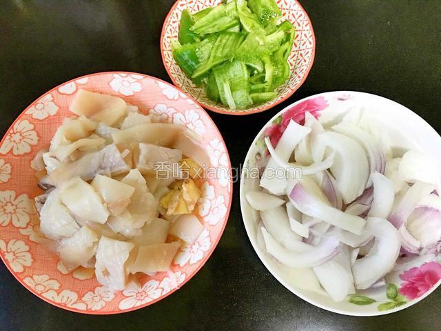 鱿鱼斜切花刀后切成小块，放入料酒姜腌好，青椒羊葱切成小块。