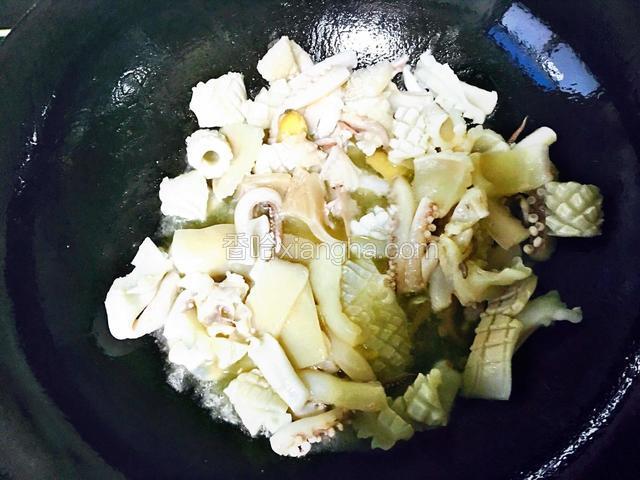 起油锅把鱿鱼放入爆炒一下。