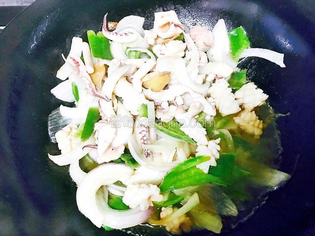 翻炒片刻后加入爆炒好的鱿鱼花混合翻炒均匀，加入糖、胡椒粉调味。