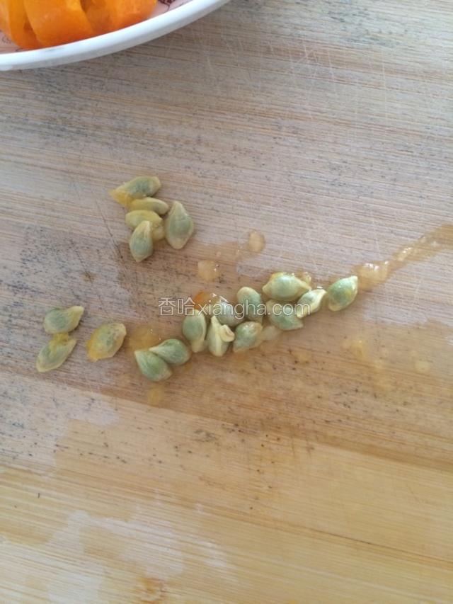 在按的同时把金橘子拨出来