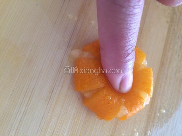 把金橘按扁，就可以按出美丽的花瓣了