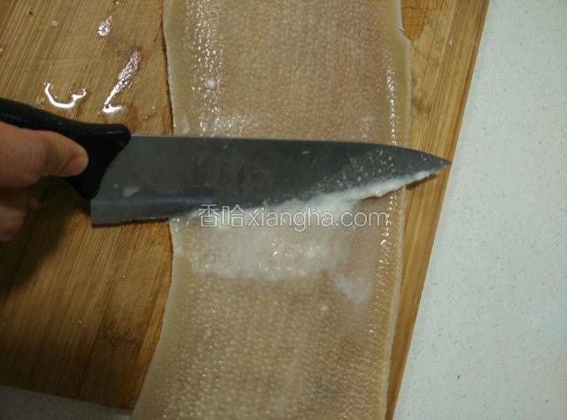 放入冷水盆中放凉！用刀刮去皮脂上的油脂