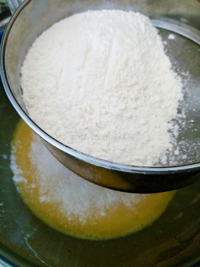 筛入低粉和泡打粉，用橡皮刮刀翻拌均匀。（像炒菜一样翻拌，不要划圈以免起筋）