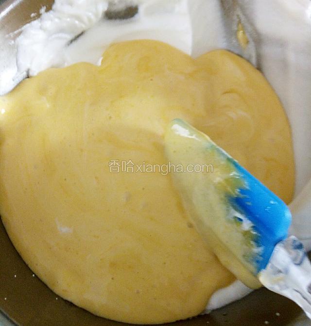 把翻拌均匀的蛋黄糊全部倒入蛋白中，快速翻拌均匀。（不能划圈搅拌，蛋白会消泡）