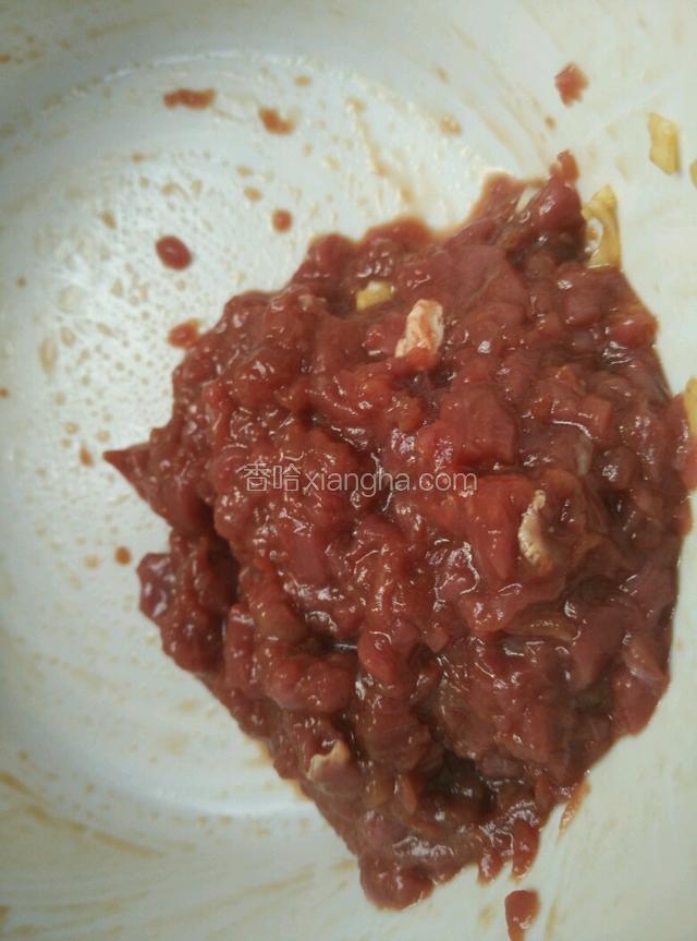 牛肉切碎加入盐 糖 生抽 米酒 生粉搅拌均匀 腌制十五分钟