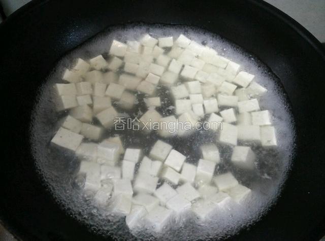 烧开水后放入切好的豆腐煮两分钟立刻捞起 冷水冲洗备用