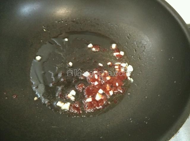 热锅下油 爆香蒜米 黄豆浆