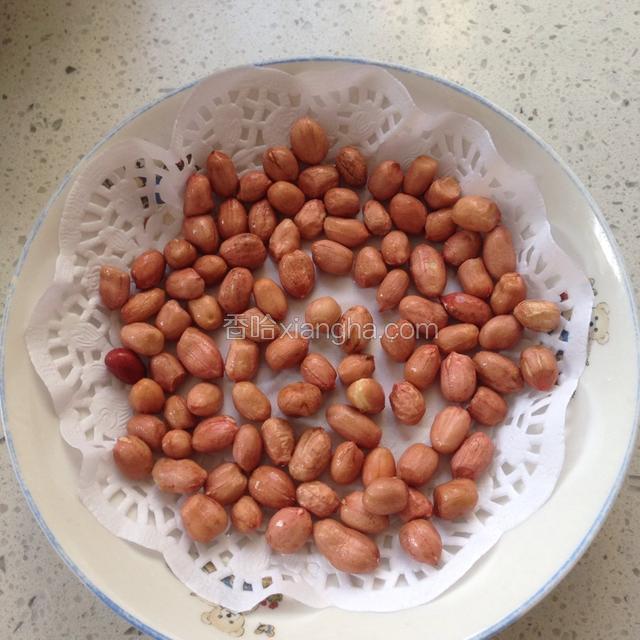 盘子上铺吸油纸，倒入洗好的花生米，吸去水分，我用了两张吸油纸把表面的水吸去