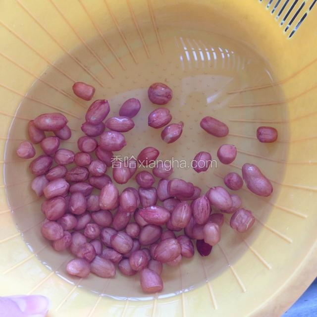 花生米用清水洗净