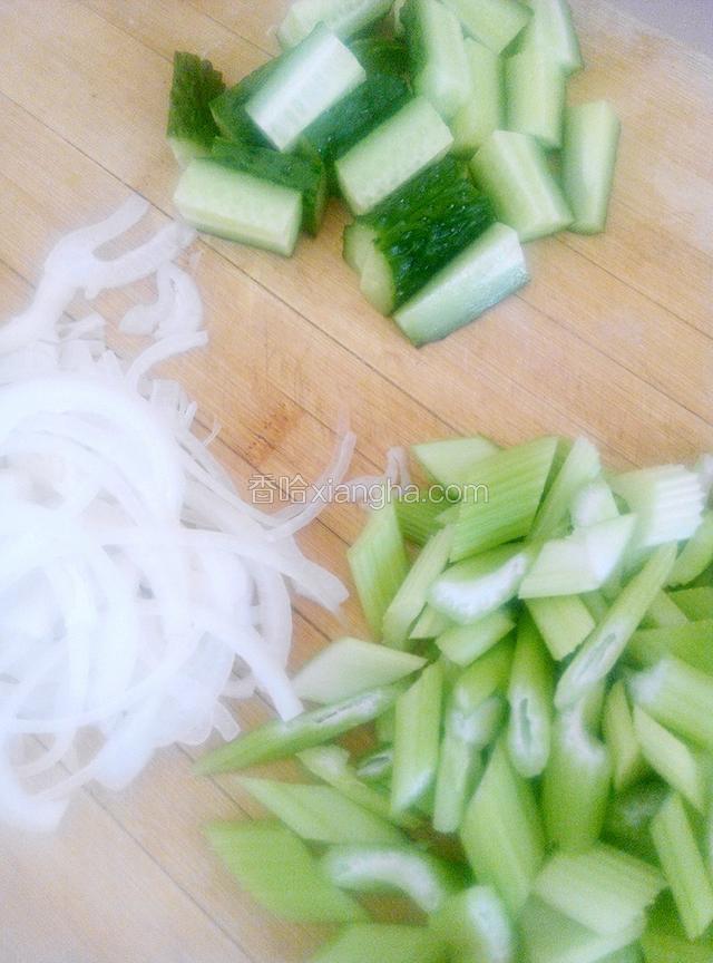 西芹切菱形，黄瓜切段，洋葱切丝备用