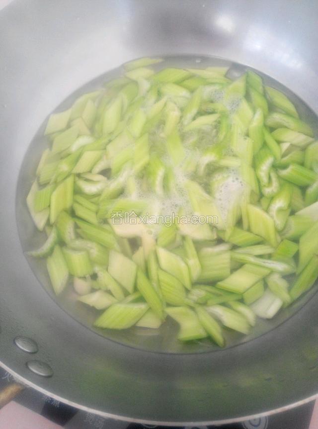 把西芹放入沸水中焯一下