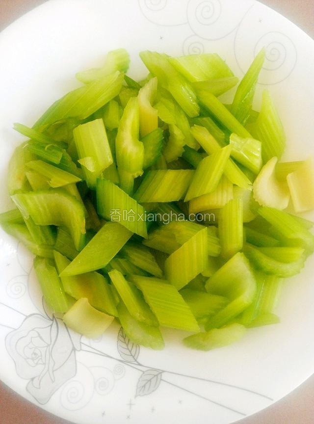 西芹捞出过冷水备用