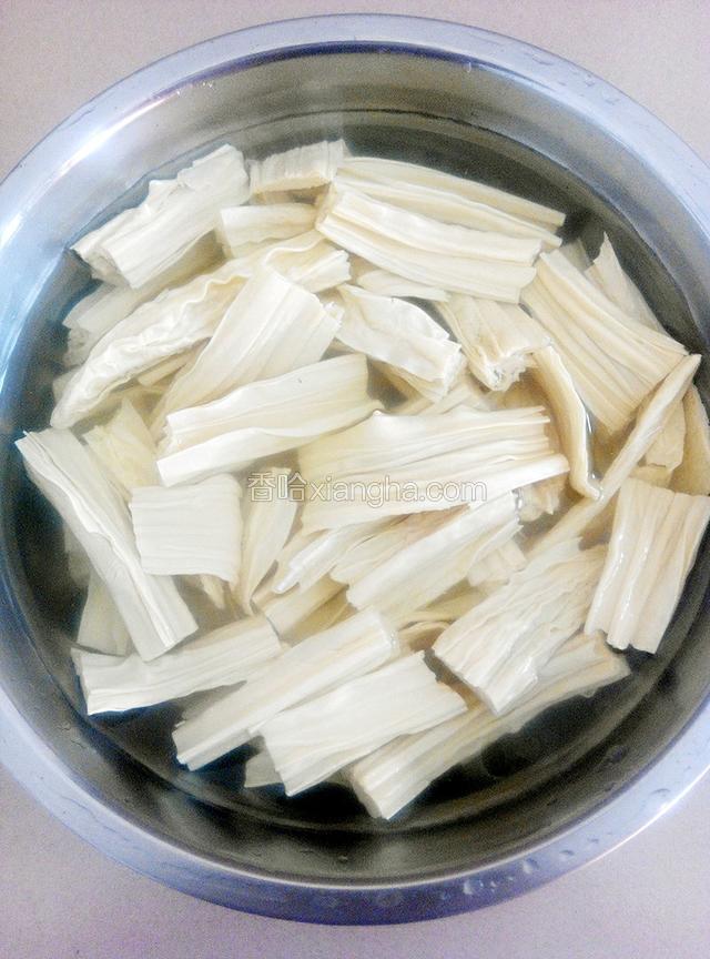 把提前泡好的腐竹冲洗几遍控水备用