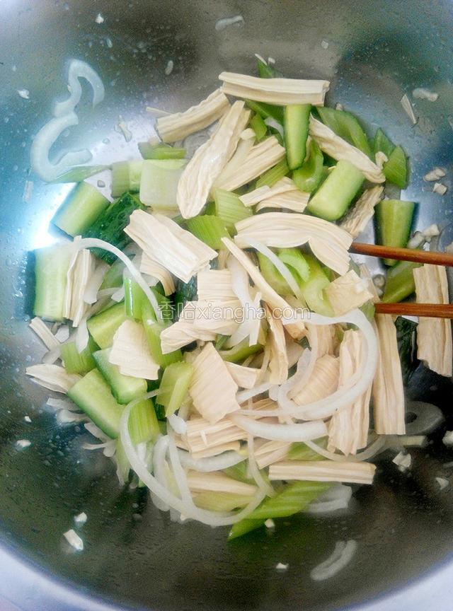 把备好的所有食材及调味品，放进一个稍大一点的盆里拌匀