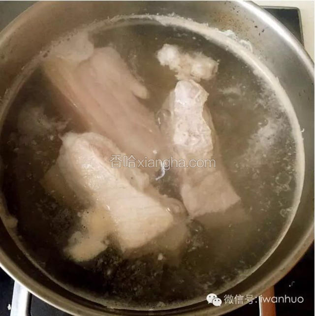 将带皮五花肉切大块飞水。