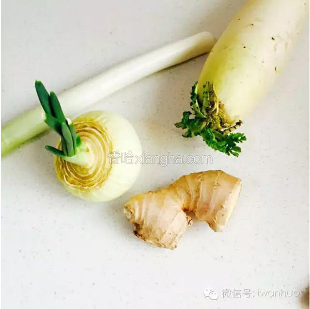卤肉的同时可以对各种原料进行相应的处理，就是各种菜切切切，都切丁即可；干香菇泡发、海蛎洗净、大米泡水、杂菜用水化开，不用单独再去煮，反正一会儿都要下电饭锅。