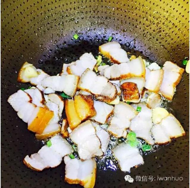 炒锅下油，可以比平时炒菜多放点，葱花炝锅后先放卤好的肉进去煸炒，看到五花肉的肥肉部分出现微焦的感觉就可以。