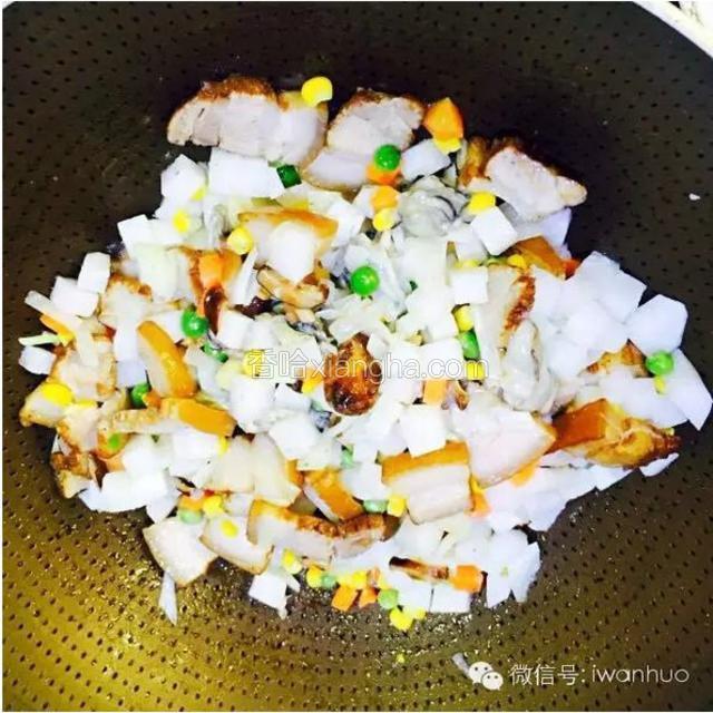 把切好的各种原料一股脑的倒入炒锅翻炒，不用纠结顺序，反正最后都是一锅出的。